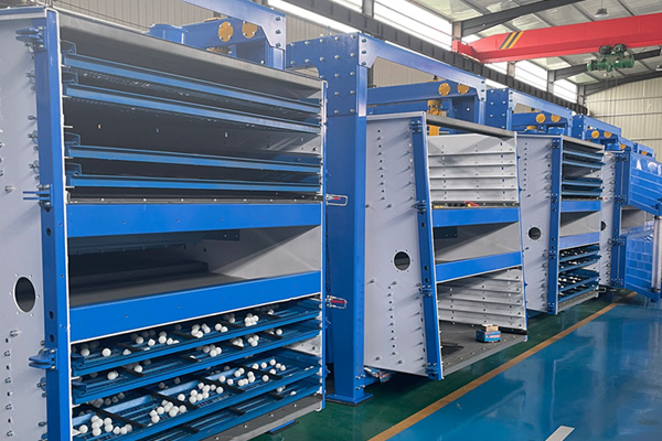 形摇摆筛的清网装置配置方案